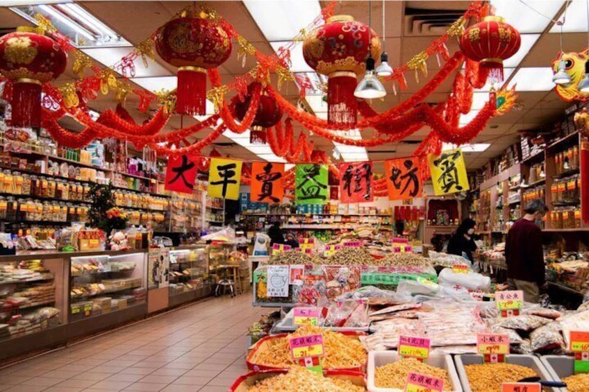 Une épicerie décorée de lanternes rouges et ornée de caractères chinois. 1
