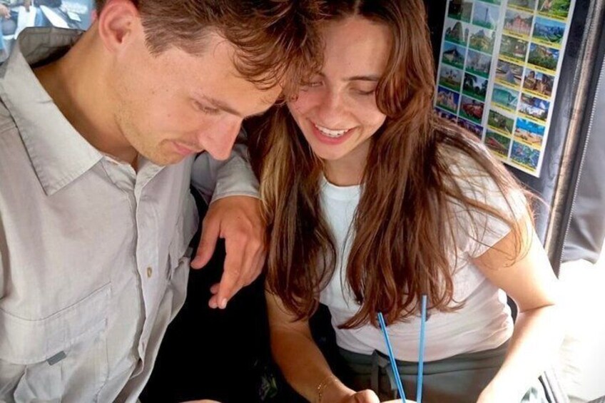 Due persone sedute vicine, una delle quali tiene in mano uno smartphone. 5