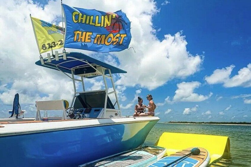 Ein Boot mit einer Flagge, auf der 'Chillin' the Most' steht, und einer Telefonnummer. 1