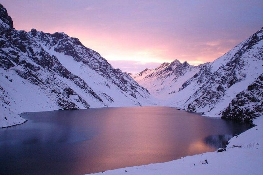 Un lac de montagne enneigé au coucher du soleil. 1