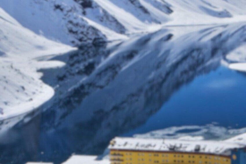 Un paysage de montagne enneigé sous un ciel bleu. 2
