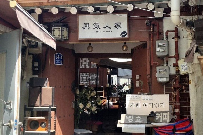 Seoul Private Local Tour: Gyeongbokgung, Seochon & Market Tour 2