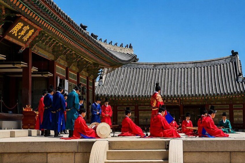 Seoul Private Local Tour: Gyeongbokgung, Seochon & Market Tour 2