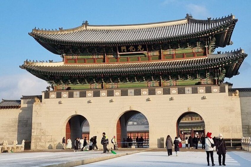 Seoul Private Local Tour: Gyeongbokgung, Seochon & Market Tour 3