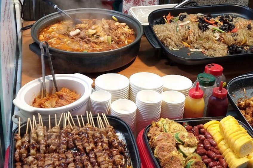 Seoul Private Local Tour: Gyeongbokgung, Seochon & Market Tour 3