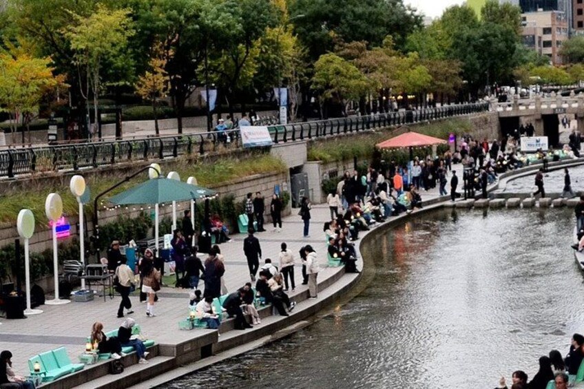 Seoul Private Local Tour: Gyeongbokgung, Seochon & Market Tour 4