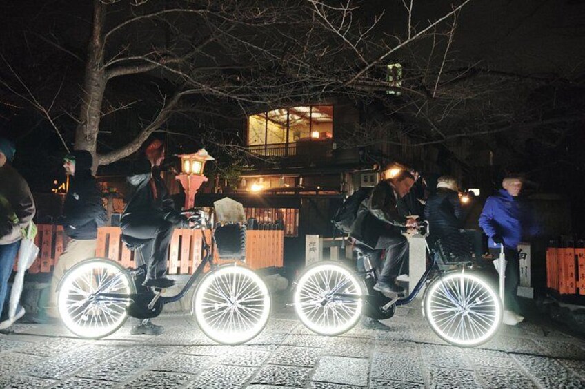 Des personnes font du vélo la nuit, leurs vélos étant équipés de lumières. 4
