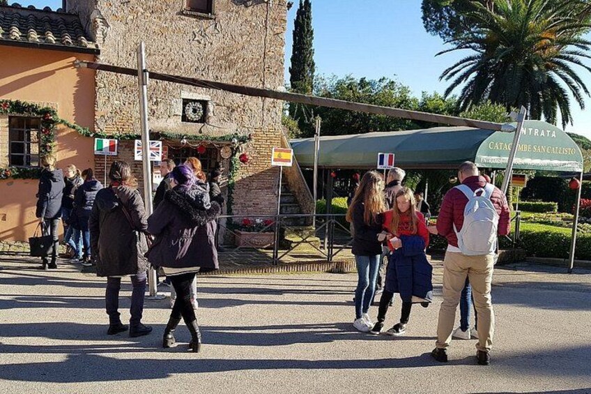 Un grupo de personas parada en una calle con un edificio al fondo. 2