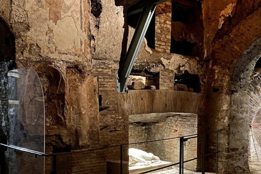 Una antigua estructura de piedra con pasajes abovedados y barandilla de metal. 4
