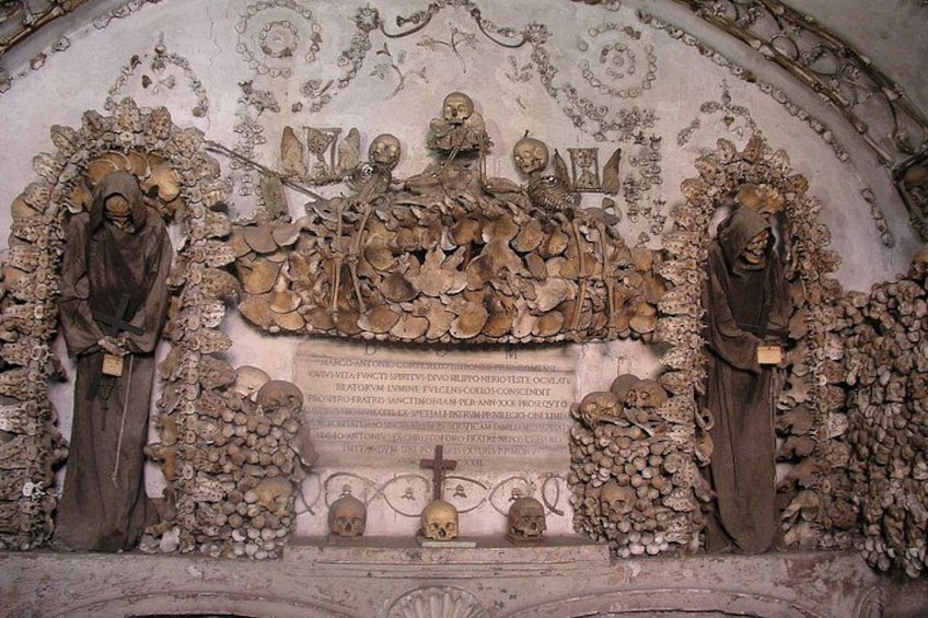 Un detallado tallado de piedra con figuras religiosas e inscripciones. 1