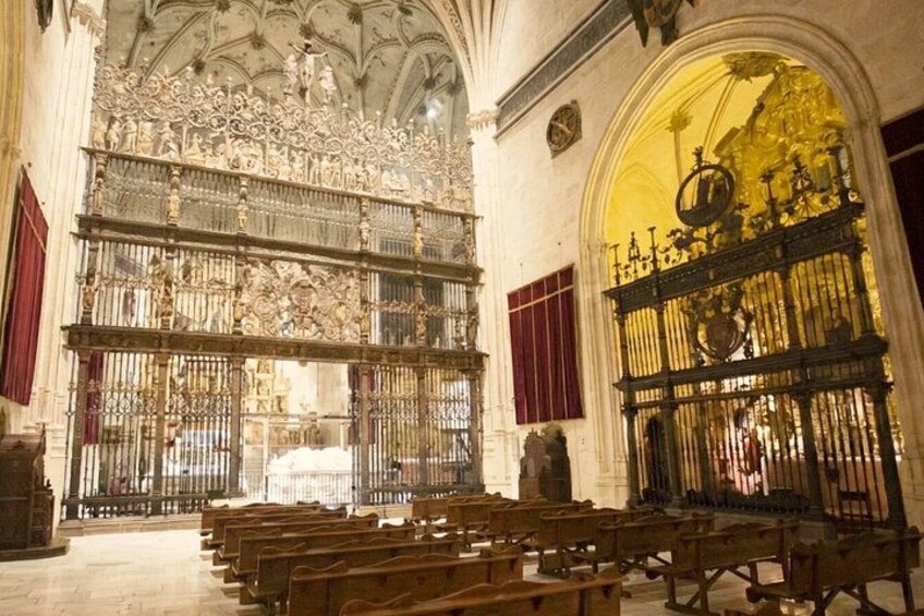 Een versierd kerkinterieur met hoge plafonds, gedetailleerd houtwerk en een groot orgel. 3