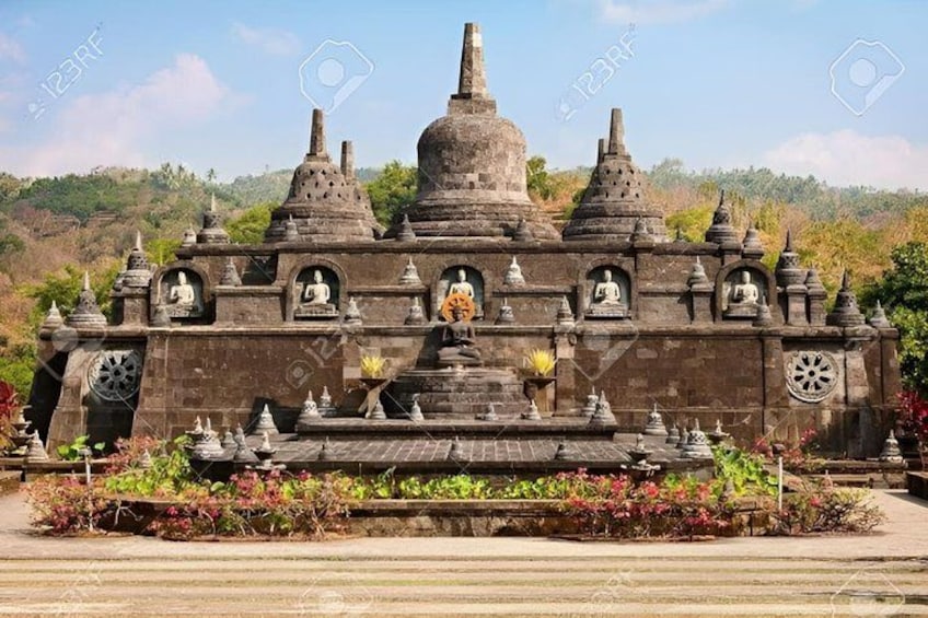Un templo con múltiples agujas y estatuas. 5