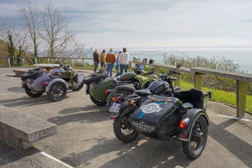 Un aparcamiento con motocicletas y un mirador panorámico. 5