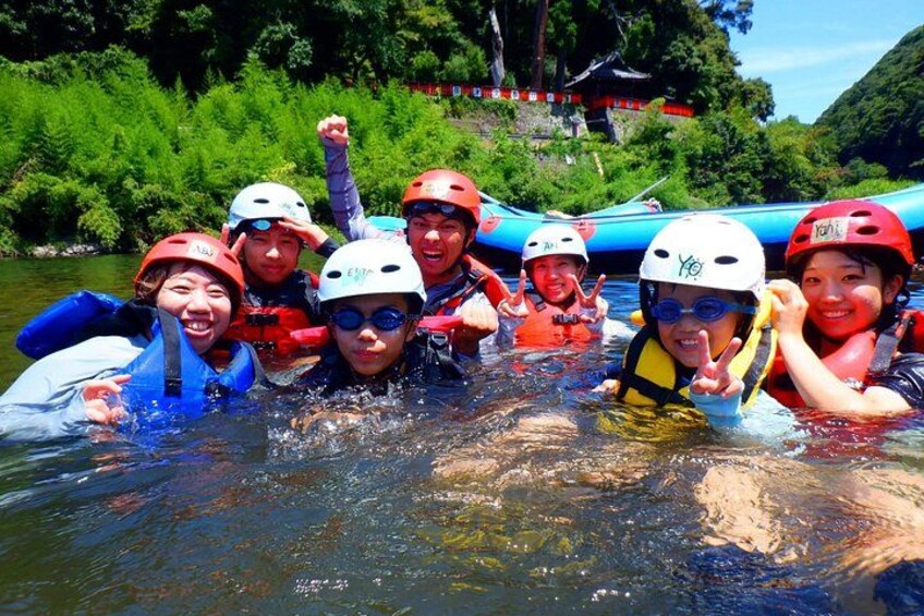 Un groupe de personnes se trouve dans un radeau sur une rivière, entourée de verdure. 3