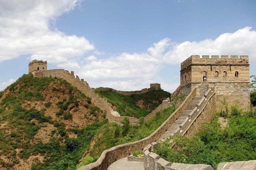 The Great Wall of China with watchtowers and steep staircases. 1