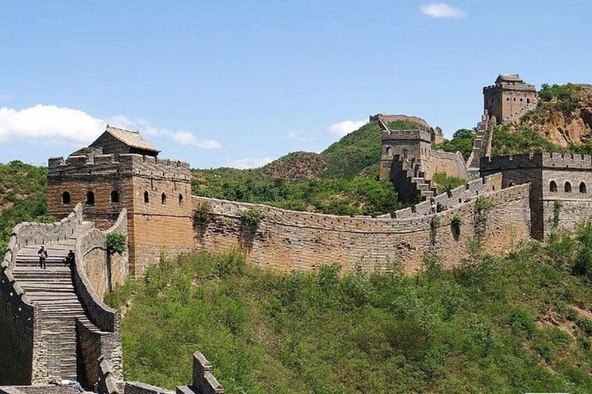 The Great Wall of China, with watchtowers and a watchtower on a hill. 4
