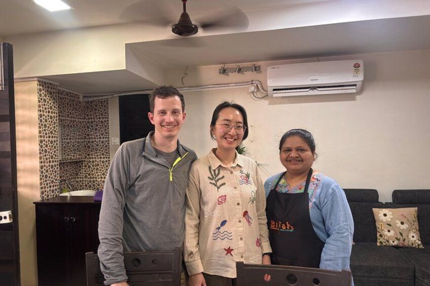Authentic Vegetarian Indian Cooking Class in a Mumbai home 2