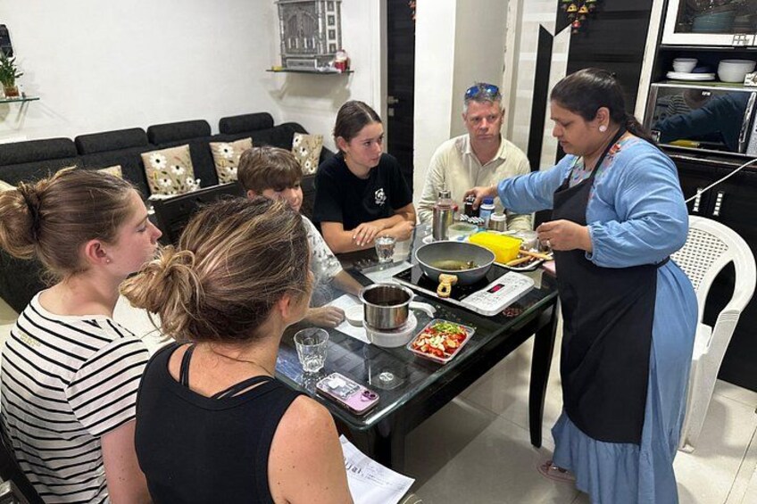 Authentic Vegetarian Indian Cooking Class in a Mumbai home 4