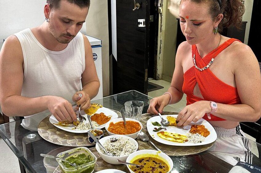 Authentic Vegetarian Indian Cooking Class in a Mumbai home 3