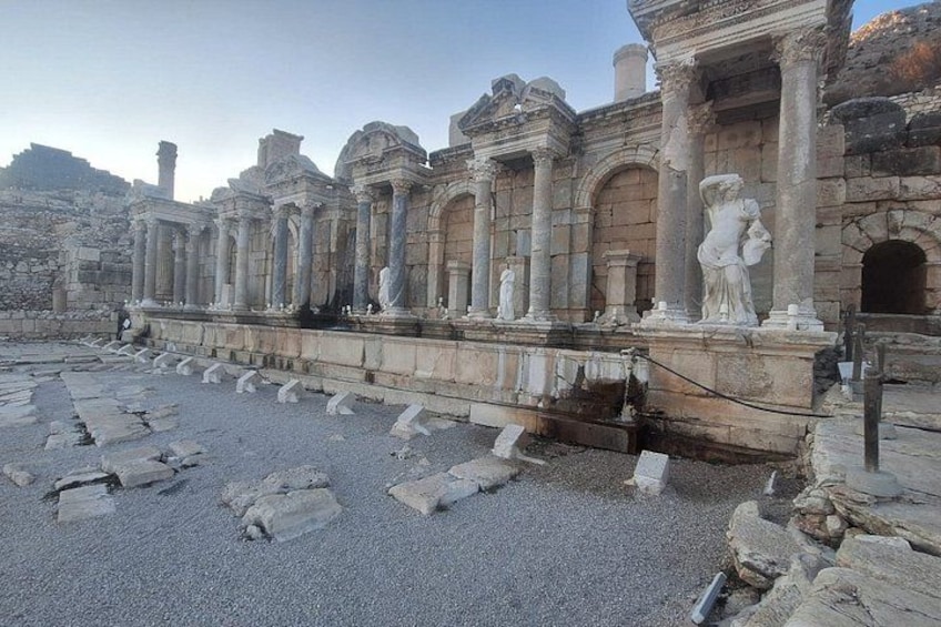 Vestiges antiques avec des colonnes et des statues. 5
