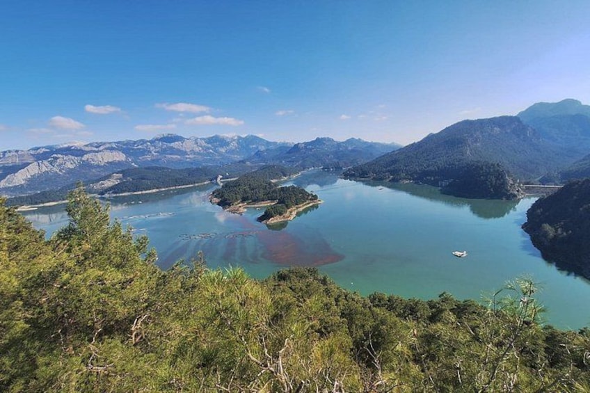 Un lac entouré de montagnes et d’une forêt dense. 1