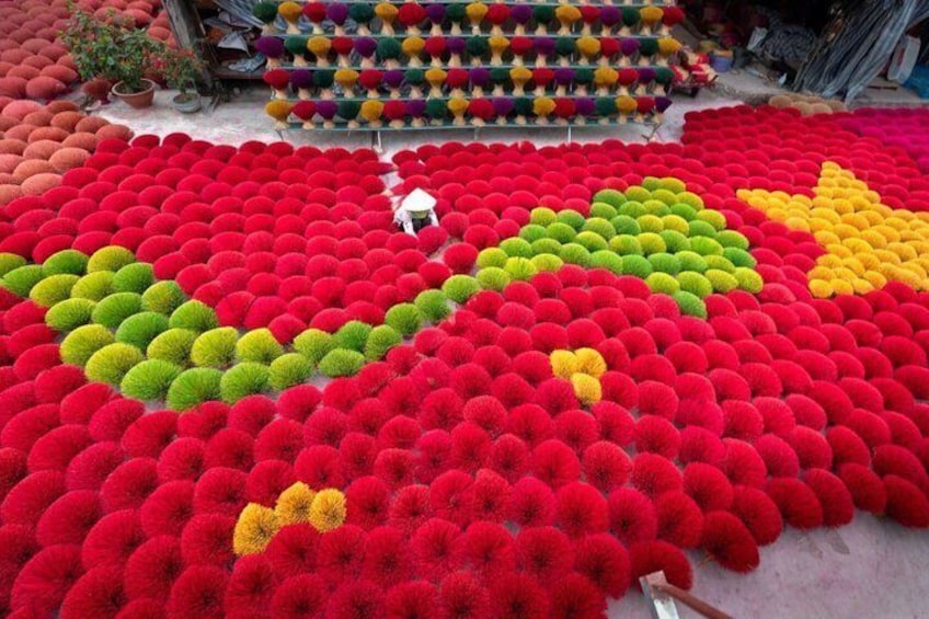 En stor blomsterdekoration med röda, gröna och gula blommor. 2
