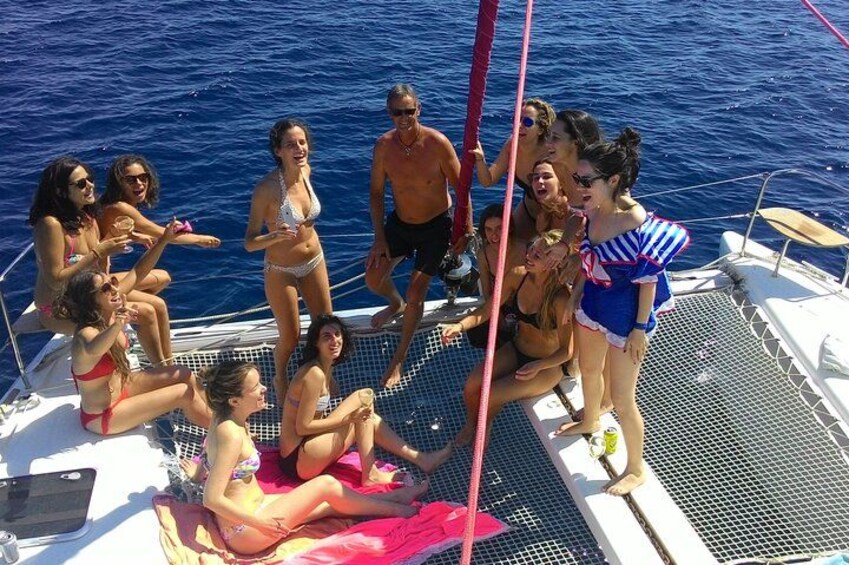 Un grupo de personas en un bote con el océano al fondo. 2