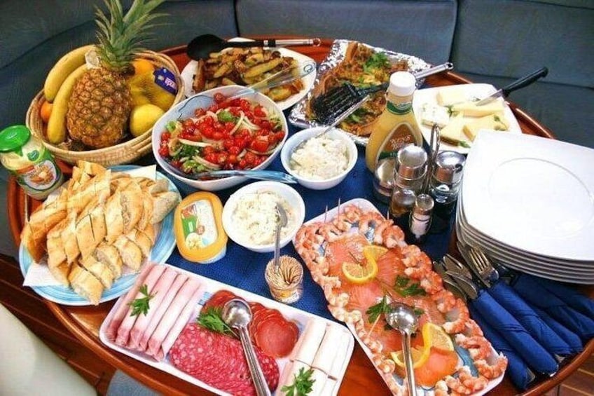 Delicious buffet lunch and dinner served on board 5
