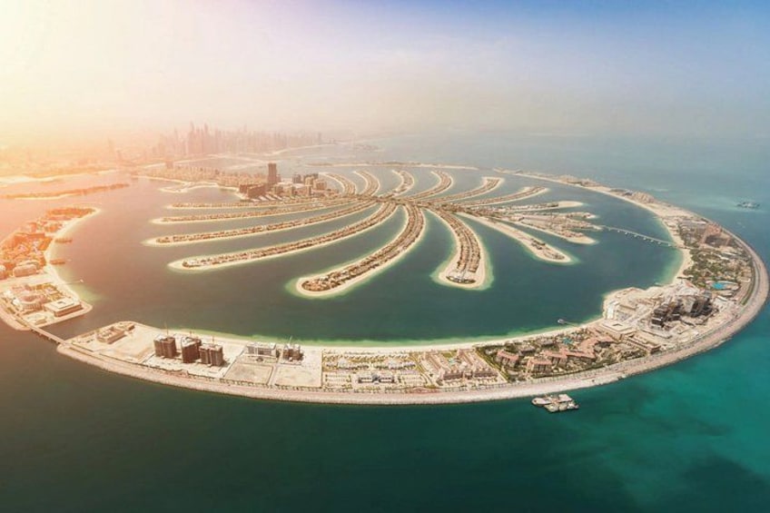 Une île artificielle circulaire, agrémentée de palmiers et dotée d’un port de plaisance. 5