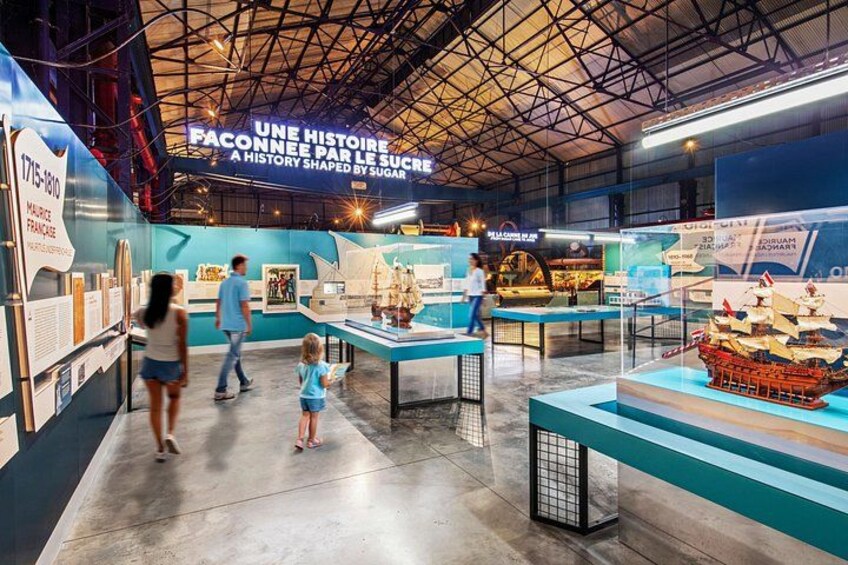 Una exposición interior con exhibiciones históricas y un gran modelo de barco. 5
