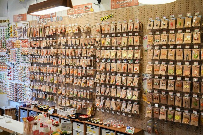 En væg fyldt med pakker af snacks i en butik. 2