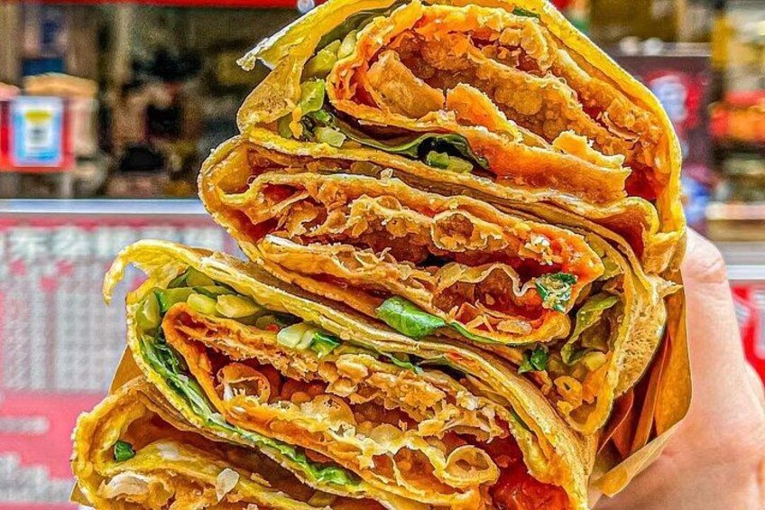 En stabel foldede wraps med synligt fyld og en sløret baggrund. 1