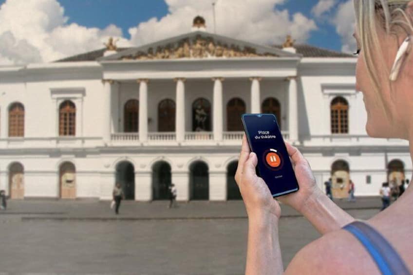 En person som använder en smartphone med en ikon för en teaterapp. 5