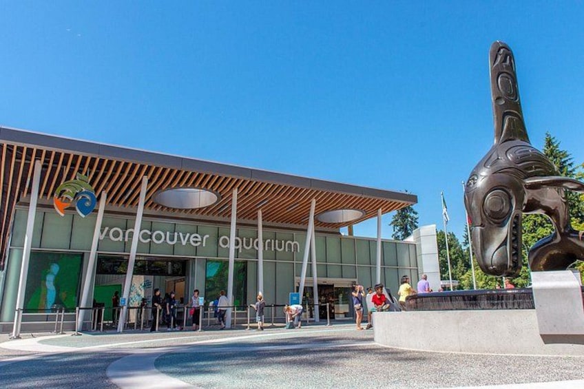 El Acuario de Vancouver con una gran escultura al frente. 2