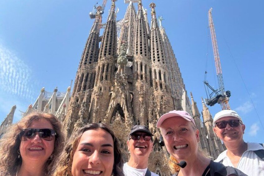 Un grupo de personas frente a la Sagrada Familia. 4