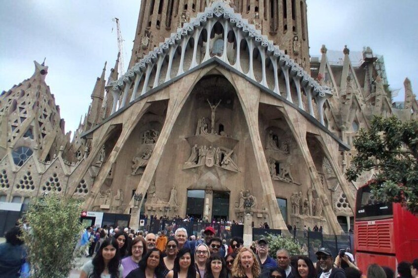 Un edificio grande con arquitectura elaborada y una multitud de personas en su fachada. 2