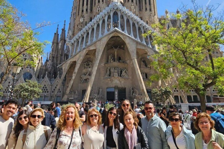 Un grupo de personas frente a una catedral grande y ornamentada, con detalles arquitectónicos intrincados. 1