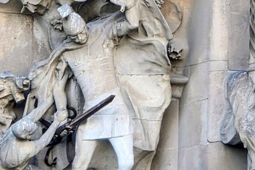 Un detallado tallado en piedra que representa una batalla histórica con figuras con armadura y armas. 3