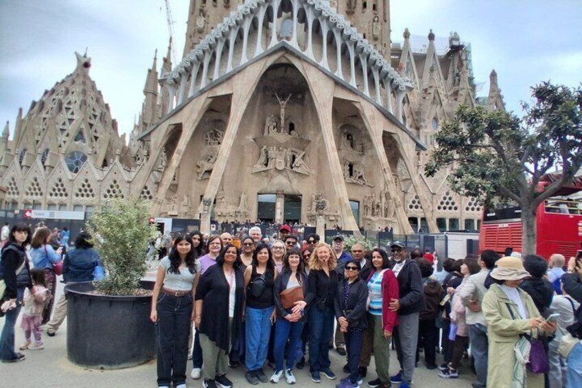Un grupo de personas frente a un edificio grande y ornamentado de estilo arquitectónico distintivo. 3