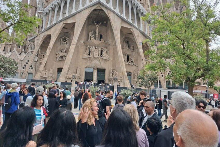 Una multitud de personas reunida frente a un edificio grande y ornamentado, con detalles arquitectónicos intrincados. 5