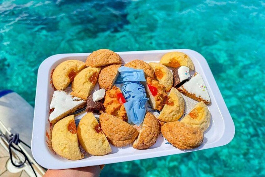 Una bandeja con galletas y pasteles junto a una piscina. 5