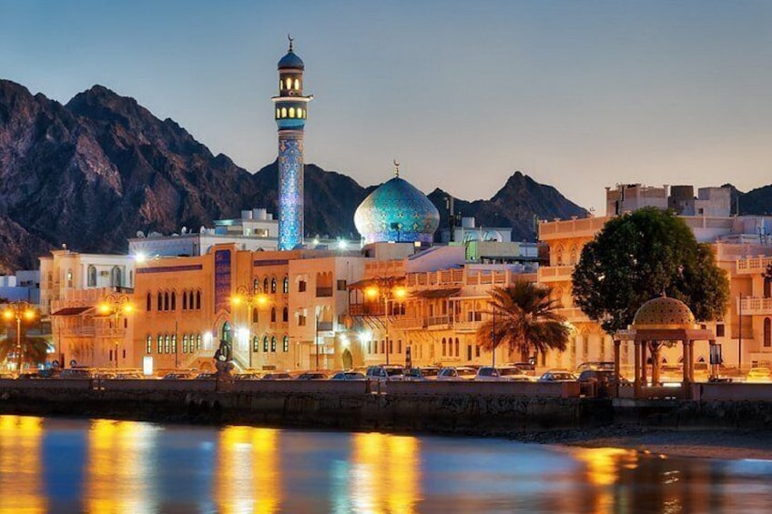 Un paisaje urbano con una mezquita destacada, un minarete y una cúpula que se reflejan en el agua. 3