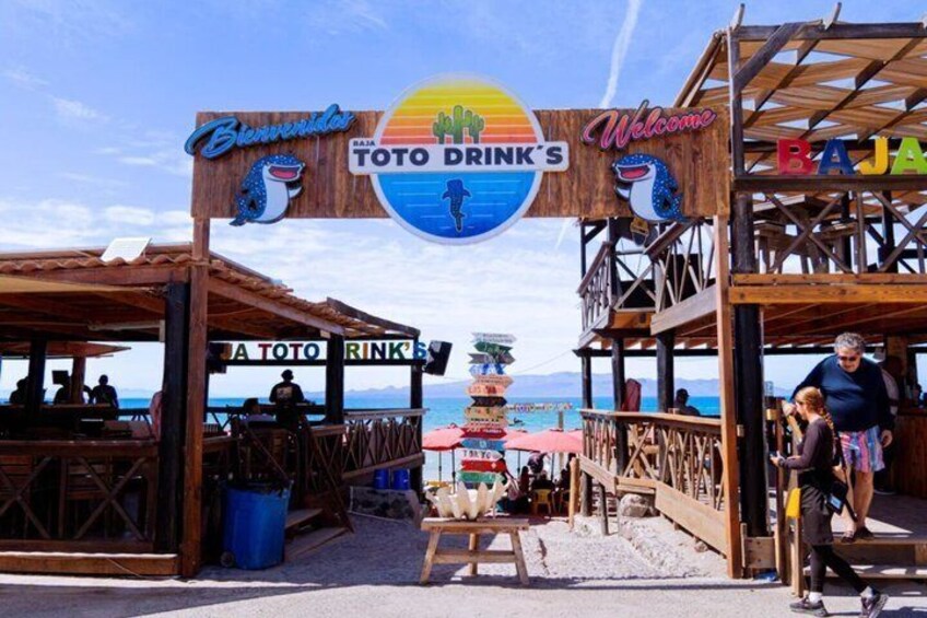 Un bar frente a la playa llamado Toto Drink's, con terraza y vistas al océano. 3