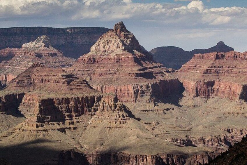 Un cañón con formaciones rocosas estratificadas y cielo despejado. 1