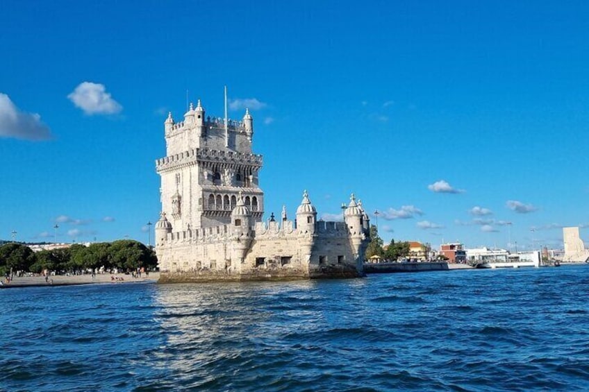 Un castello storico affacciato sull'acqua, sotto un cielo sereno. 4