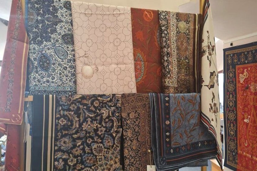Una selezione di tessuti decorati esposti su una parete. 4