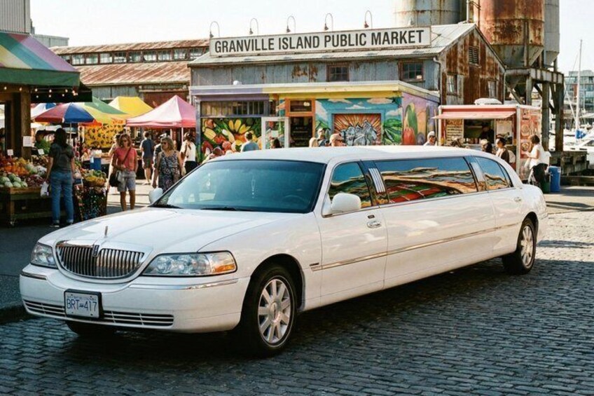 Un'auto bianca parcheggiata di fronte al mercato pubblico di Granville Island. 1