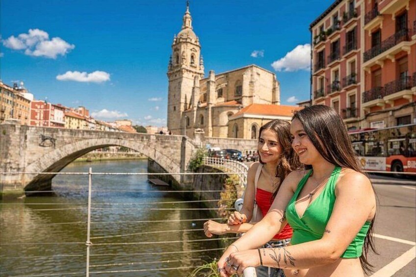 Un puente sobre un río, con un edificio histórico al fondo. 3