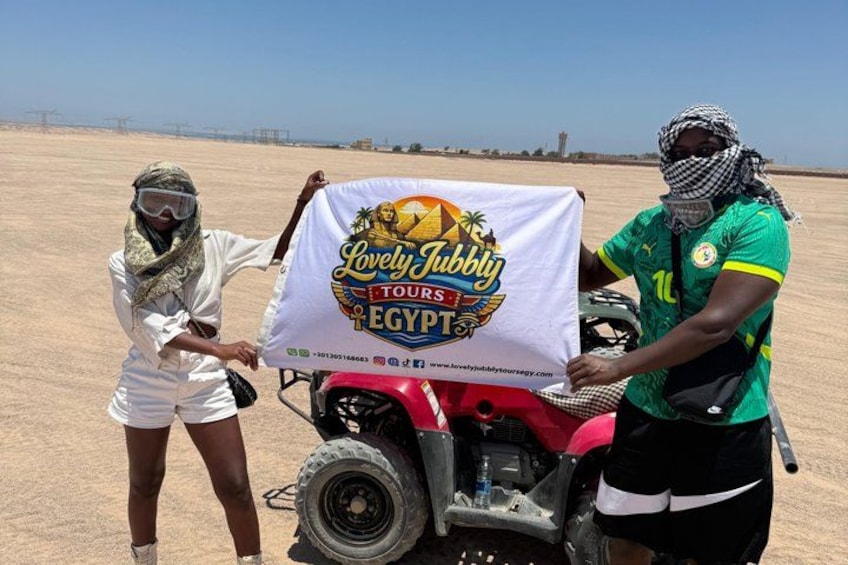 Dos personas de pie al lado de un vehículo con un cartel que dice 'Lovely Tubbly Tours Egypt'. 2