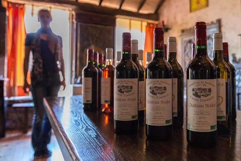 Flaschen Wein vom Château Nôtet auf einer Bar. 5